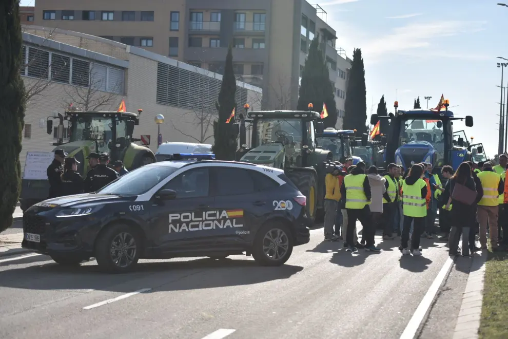 La Policía Nacional impide el paso a los agricultores en l avenida Monegros de Huesca, una de las entradas a la ciudad.