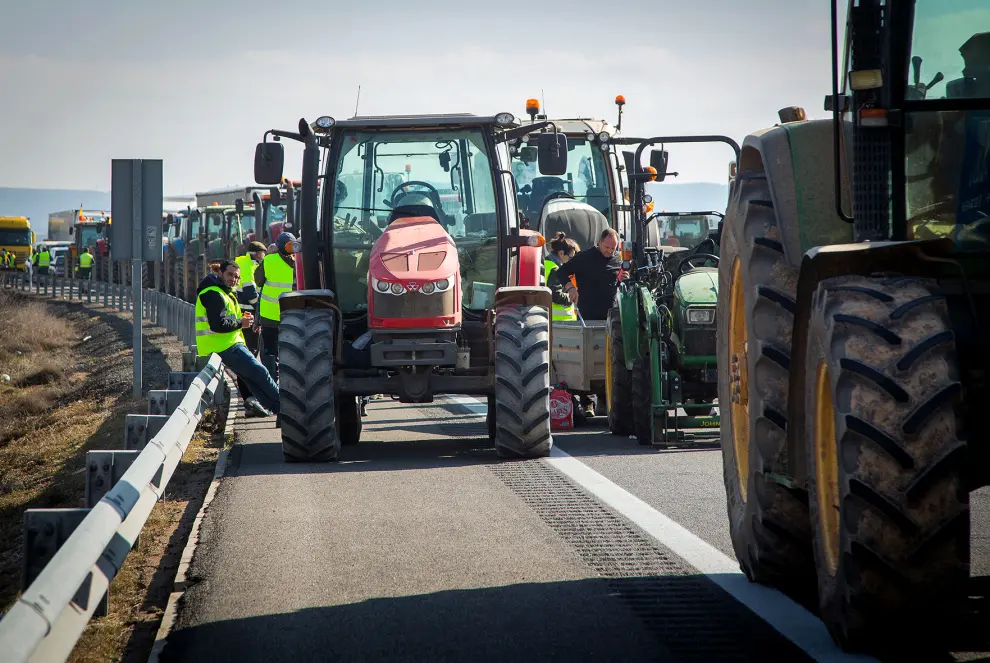 Los agricultores cortan la autovía A-2 a la altura de Cetina y Ariza.