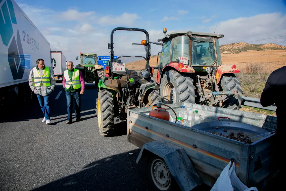 Los agricultores cortan la autovía A-2 a la altura de Cetina y Ariza.
