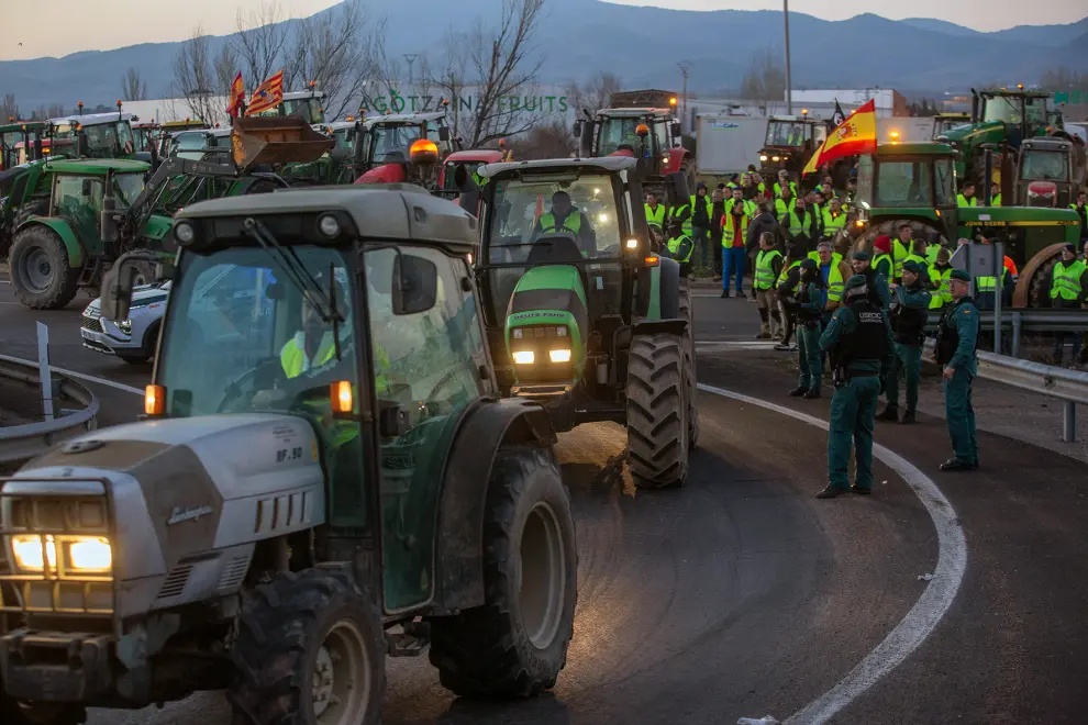 Los tractores en los accesos a la A-2, a la altura de La Almunia, a primeras horas de la mañana de este miércoles.