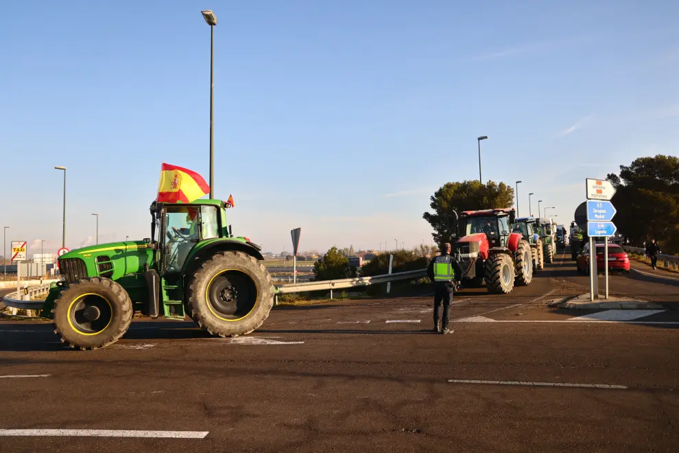 La policía controla la salida de los tractores en la provincia de Zaragoza.