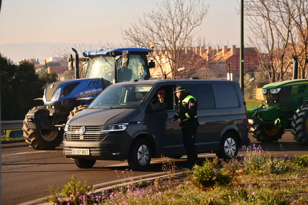 La policía controla las salidas de los tractores en la provincia de Zaragoza.