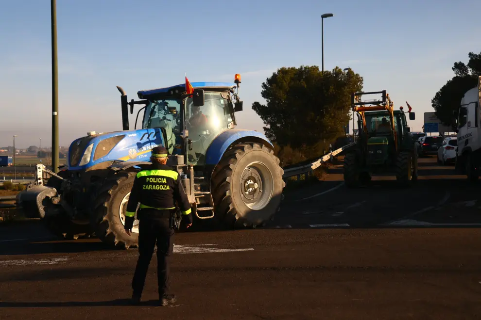 La policía controla las salidas de los tractores en la provincia de Zaragoza.
