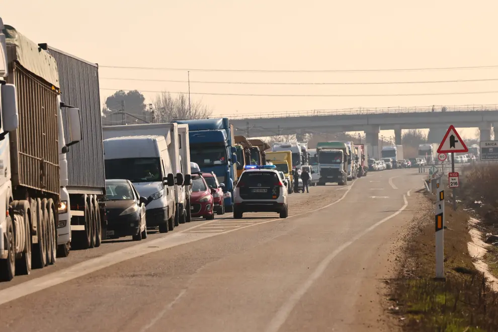 Varios tractores en la N-232, donde la circulación es lenta por las protestas.