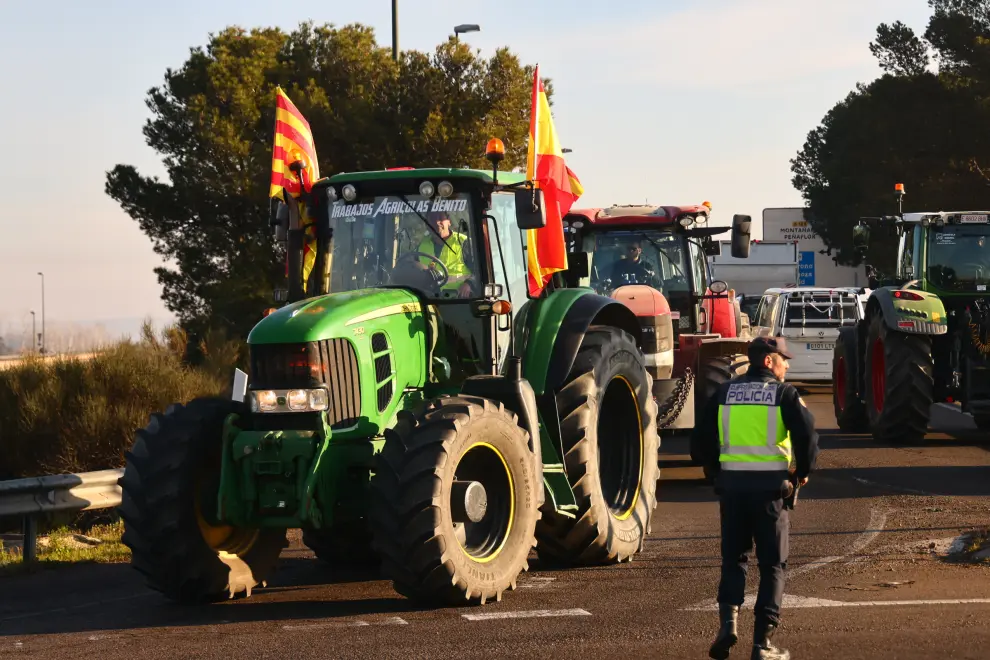 La policía controla la salida de los tractores en la provincia de Zaragoza.
