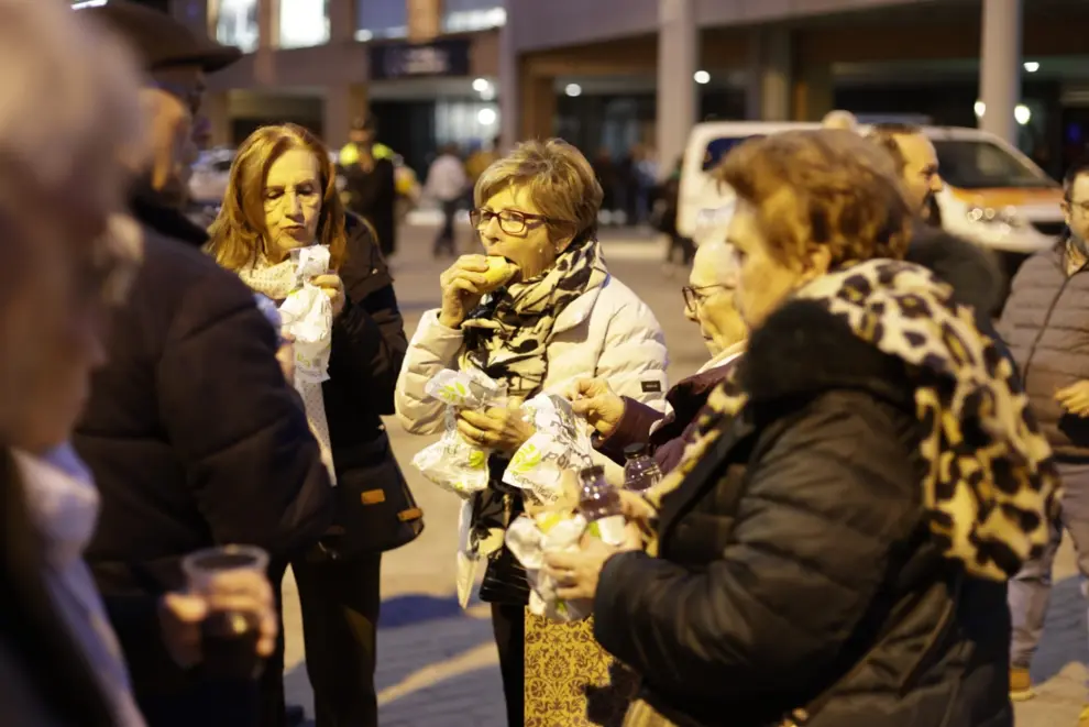 Decenas de personas han acudido este jueves al tradicional reparto de longaniza en Zaragoza.