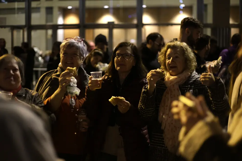 Decenas de personas han acudido este jueves al tradicional reparto de longaniza en Zaragoza.