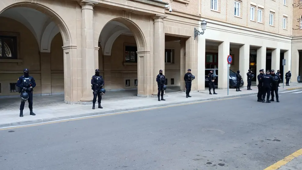 La subdelegación del Gobierno en Huesca está blindada por la Policía nacional por las protestas.