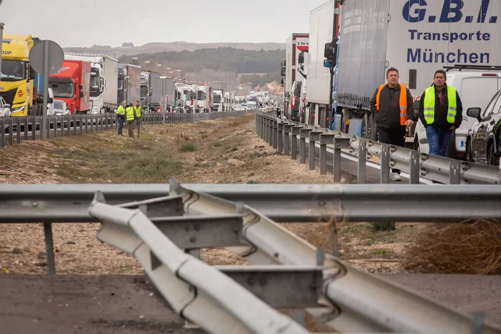 Las protestas agrarias obligan a cortar la autovía en varios puntos de la provincia de Zaragoza.