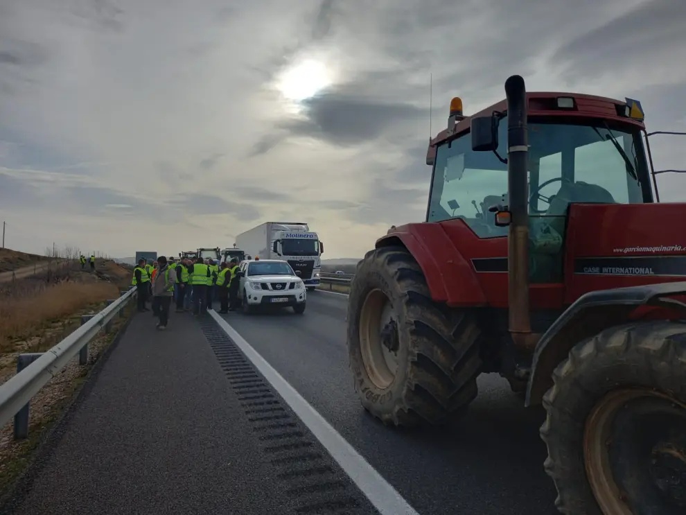 Las protestas de los agricultores en la comarca de Calatayud se vuelven a centralizar en la autovía A2.