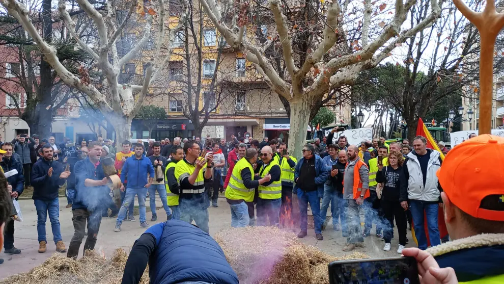 Los agricultores le prenden fuego y arrojan carteles del consejero de Agricultura en Huesca