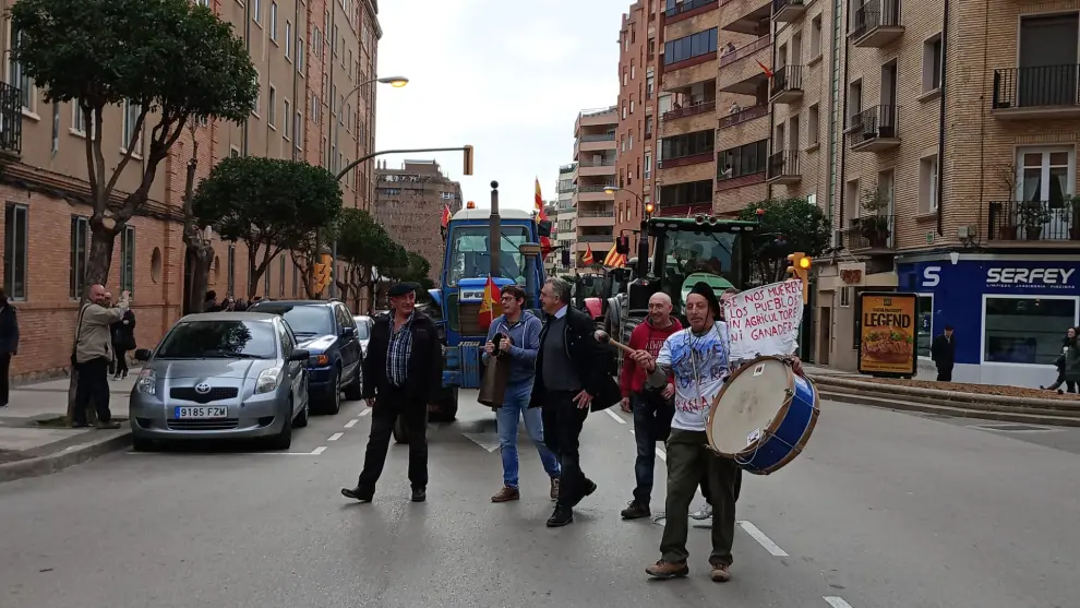 Los tractores entran hacia la plaza Cervantes en Huesca