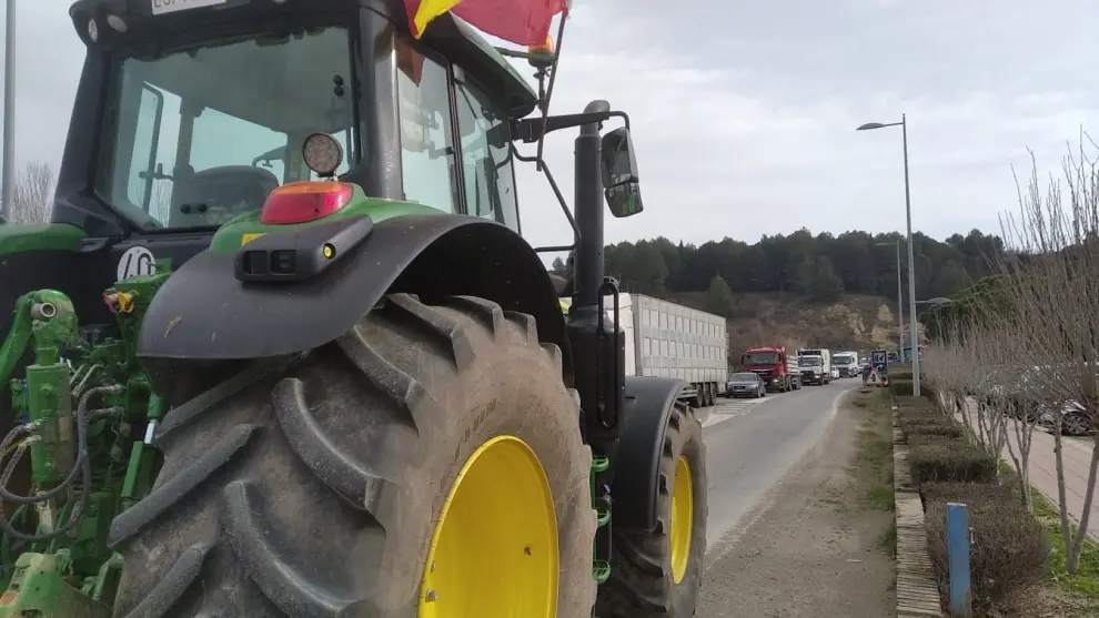 Los tractores han cortado el tráfico de la A-131 (Fraga-Sariñena)