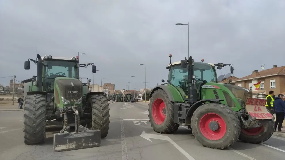 Los tractores han cortado el tráfico de la A-131 (Fraga-Sariñena)