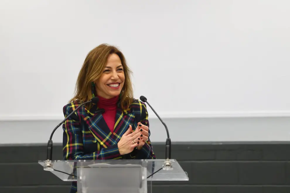 Miralbueno ha estrenado su nuevo pabellón con la presencia de la alcaldesa de Zaragoza, Natalia Chueca