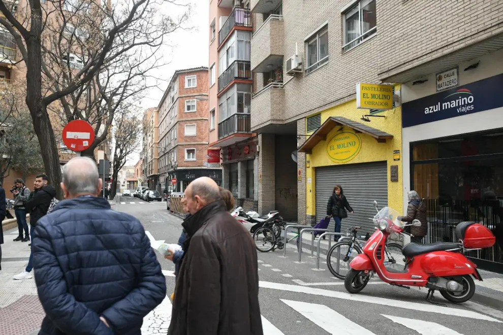 Natalia Chueca visita la calle de Matadero, en el barrio de San José de Zaragoza, que se va a reformar íntegramente