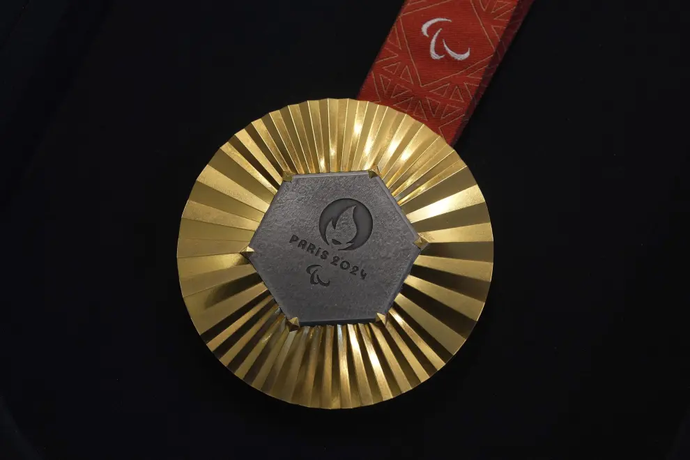 The Paris 2024 Paralympic bronze medal is presented to the press, in Paris, Thursday, Feb. 1, 2024. A hexagonal, polished piece of iron taken from the Eiffel Tower is being embedded in each gold, silver and bronze medal that will be hung around athletes necks at the July 26-Aug. 11 Paris Games and Paralympics that follow. (AP Photo/Thibault Camus) ....Associated Press / LaPresse.Only italy and Spain [[[AP/LAPRESSE]]]