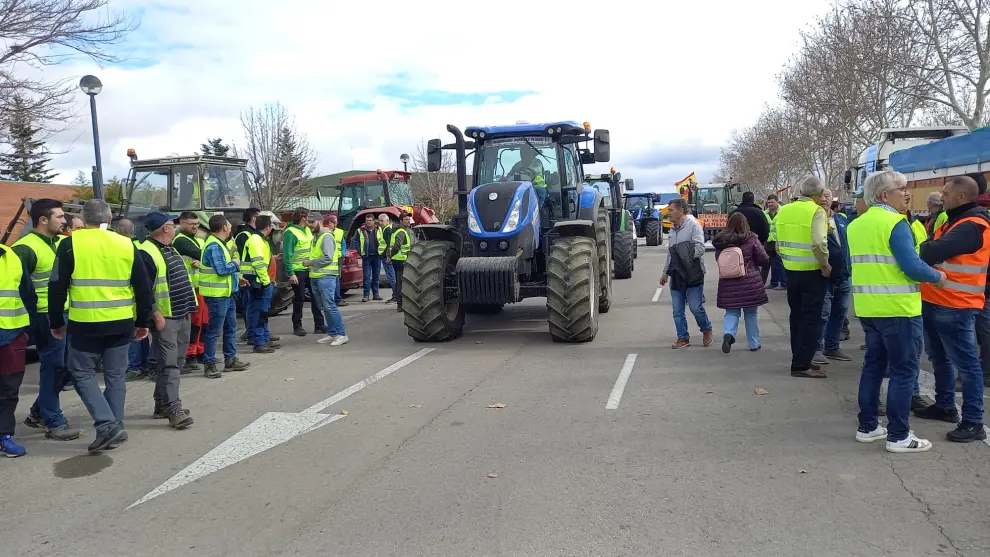 Los agricultores Planos de Teruel se congregan para desplazarse por la Vía Perimetral para llegar a la A23.