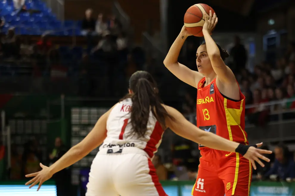 Sopron (Hungary), 09/02/2024.- Andrea Vilaro (R) of Spain in action against Aislinn Konig of Canada during the FIBA Women's Olympic Qualifying basketball match between Canada and Spain in Sopron, Hungary, 09 February 2024. (Baloncesto, Hungría, España) EFE/EPA/Zsombor Toth HUNGARY OUT
