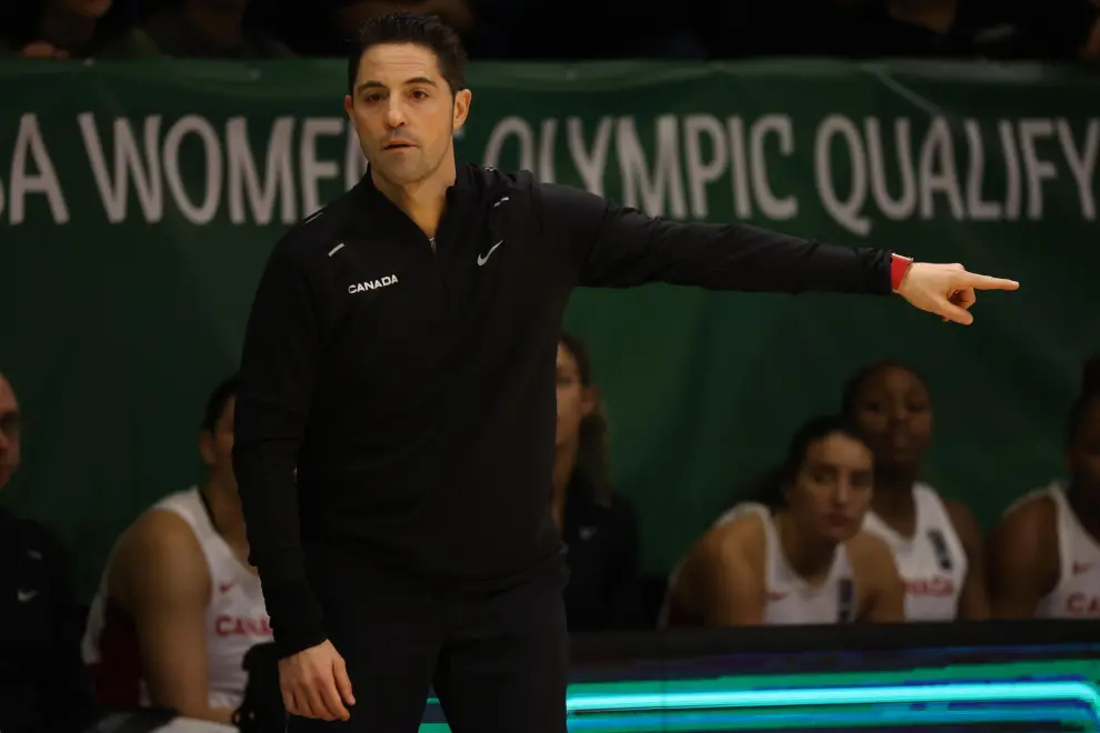 Sopron (Hungary), 09/02/2024.- Canada's Head coach Victor Lapena reacts during the FIBA Women's Olympic Qualifying basketball match between Canada and Spain in Sopron, Hungary, 09 February 2024. (Baloncesto, Hungría, España) EFE/EPA/Zsombor Toth HUNGARY OUT