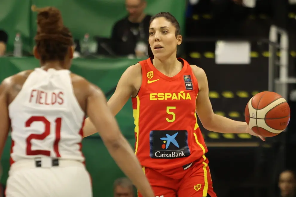 Sopron (Hungary), 09/02/2024.- Cristina Ouvina (R) of Spain in action during the FIBA Women's Olympic Qualifying basketball match between Canada and Spain in Sopron, Hungary, 09 February 2024. (Baloncesto, Hungría, España) EFE/EPA/Zsombor Toth HUNGARY OUT