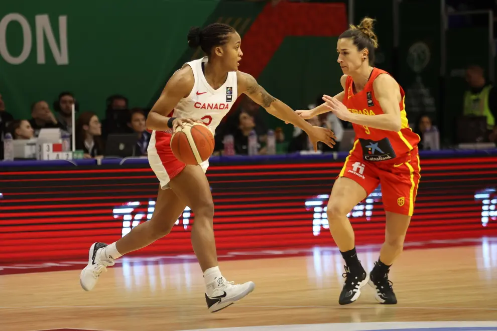 Sopron (Hungary), 09/02/2024.- Shay Colley (L) of Canada is challenged by Queralt Casas of Spain for the ball during the FIBA Women's Olympic Qualifying basketball match between Canada and Spain in Sopron, Hungary, 09 February 2024. (Baloncesto, Hungría, España) EFE/EPA/Zsombor Toth HUNGARY OUT
