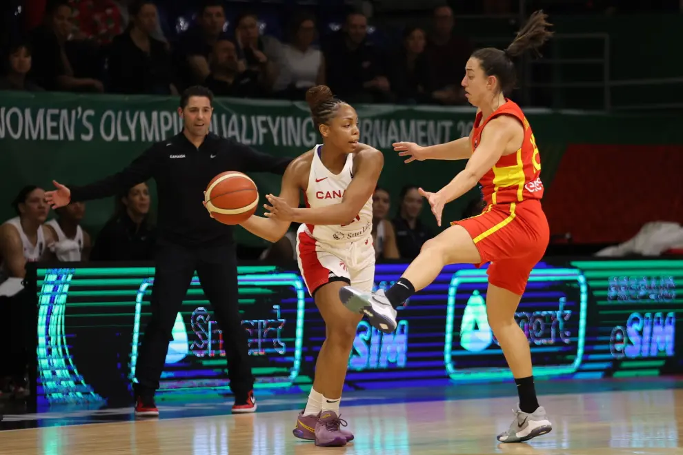 Sopron (Hungary), 09/02/2024.- Nirra Fields (L) of Canada is challenged by Maite Cazorla of Spain for the ball during the FIBA Women's Olympic Qualifying basketball match between Canada and Spain in Sopron, Hungary, 09 February 2024. (Baloncesto, Hungría, España) EFE/EPA/Zsombor Toth HUNGARY OUT
