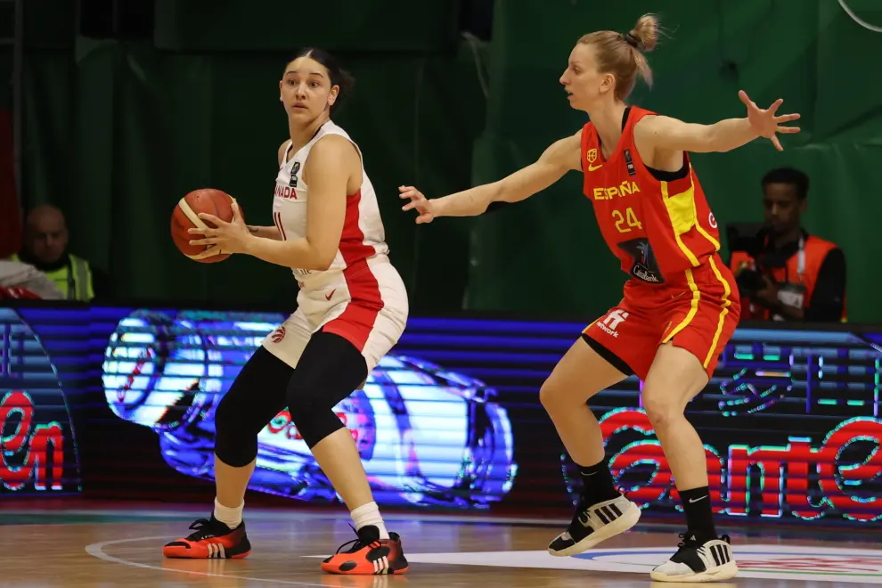 Sopron (Hungary), 09/02/2024.- Natalie Achonwa (L) of Canada is challenged by Laura Gil of Spain for the ball during the FIBA Women's Olympic Qualifying basketball match between Canada and Spain in Sopron, Hungary, 09 February 2024. (Baloncesto, Hungría, España) EFE/EPA/Zsombor Toth HUNGARY OUT
