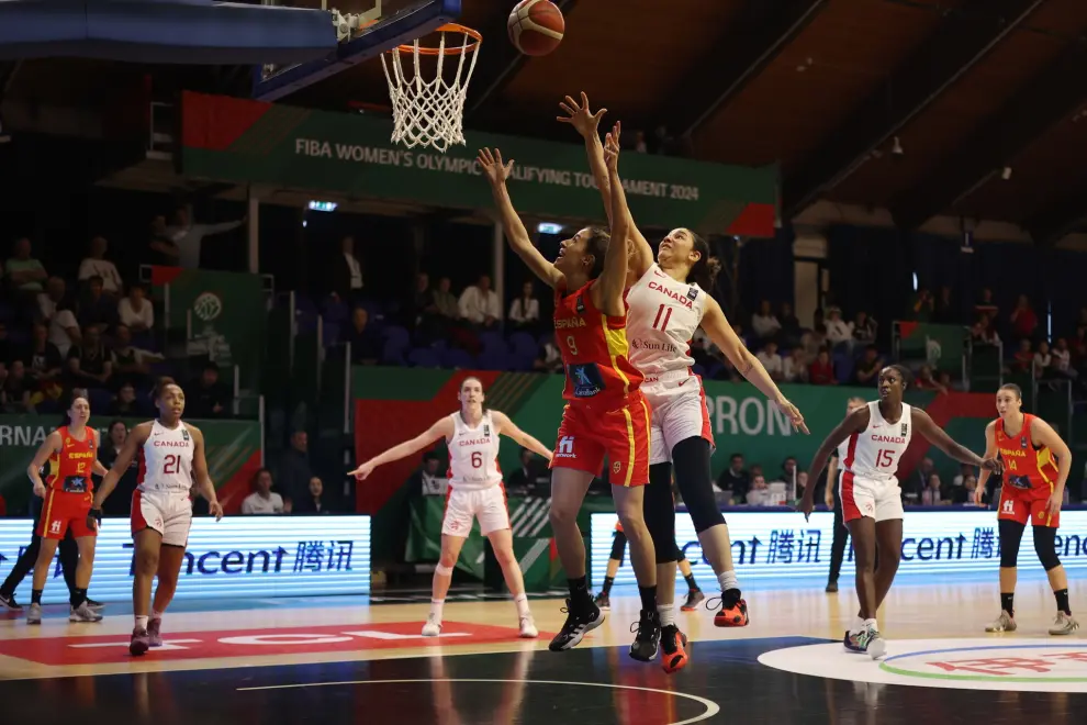 Sopron (Hungary), 09/02/2024.- Natalie Achonwa (C-R) of Canada goes for a basket against Queralt Casas of Spain during the FIBA Women's Olympic Qualifying basketball match between Canada and Spain in Sopron, Hungary, 09 February 2024. (Baloncesto, Hungría, España) EFE/EPA/Zsombor Toth HUNGARY OUT
