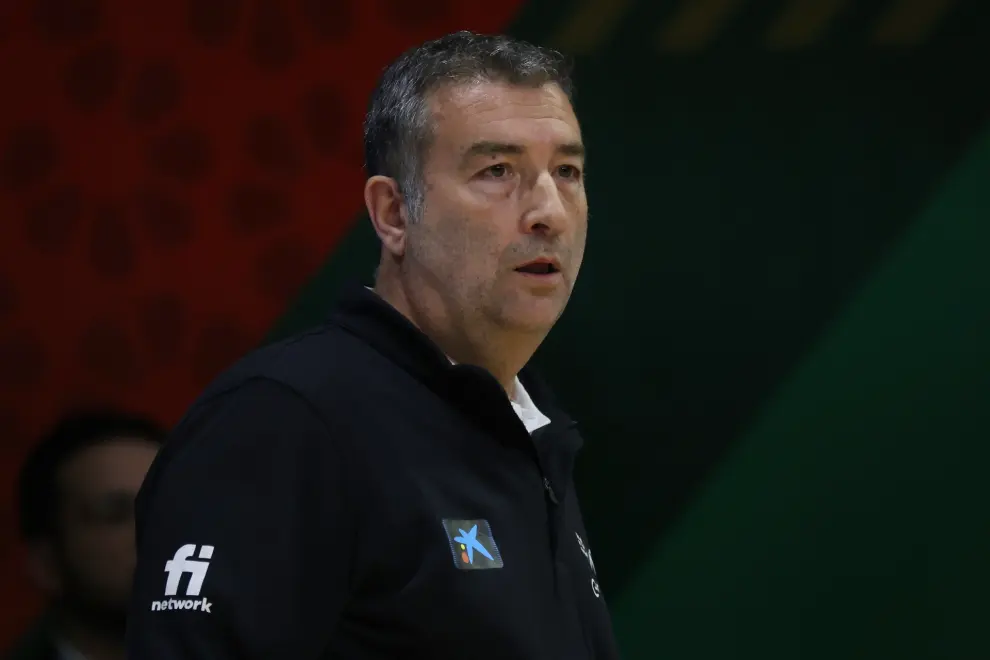 Sopron (Hungary), 09/02/2024.- Head coach Miguel Mendez of Spain looks on during the FIBA Women's Olympic Qualifying basketball match between Canada and Spain in Sopron, Hungary, 09 February 2024. (Baloncesto, Hungría, España) EFE/EPA/Zsombor Toth HUNGARY OUT
