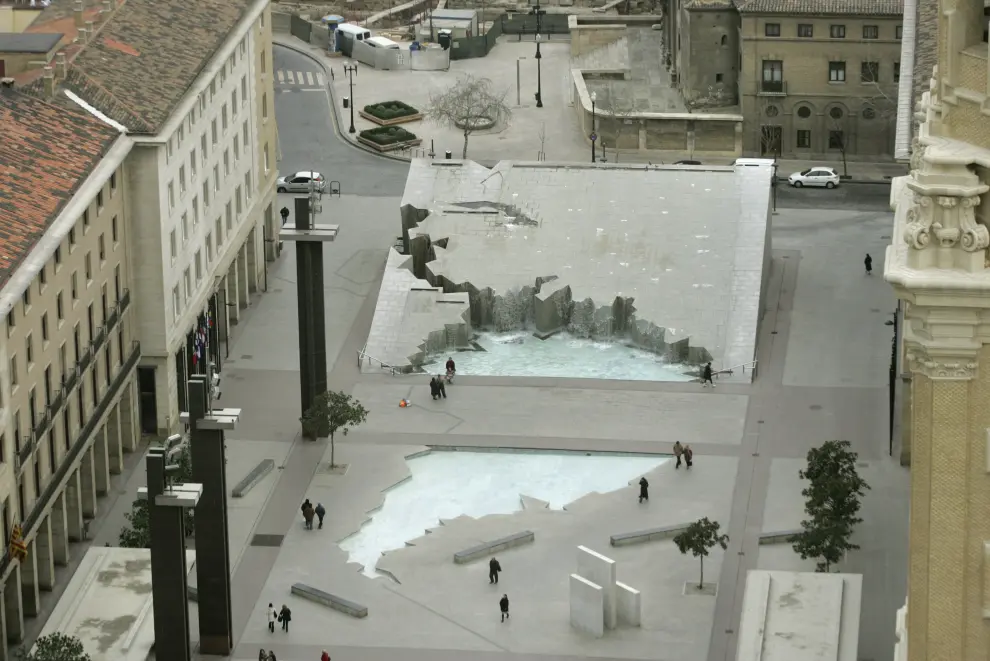 La fuente de la Hispanidad en la plaza del Pilar.