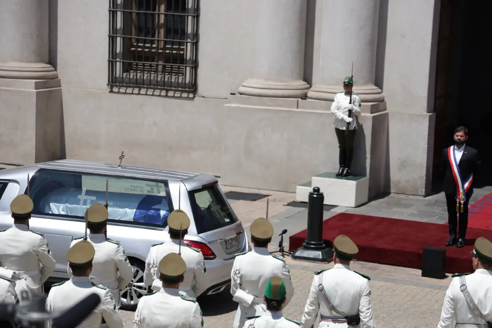 SCH01. SANTIAGO (CHILE), 09/02/2024.- El cortejo fúnebre del expresidente Sebastián Piñera llega al Palacio de La Moneda hoy, en Santiago (Chile). Sebastián Piñera falleció el pasado martes a los 74 años en un accidente de helicóptero. EFE/ Ailen Diaz