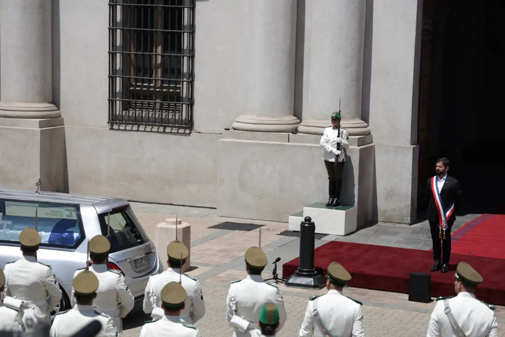SCH01. SANTIAGO (CHILE), 09/02/2024.- El cortejo fúnebre del expresidente Sebastián Piñera llega al Palacio de La Moneda hoy, en Santiago (Chile). Sebastián Piñera falleció el pasado martes a los 74 años en un accidente de helicóptero. EFE/ Ailen Diaz
