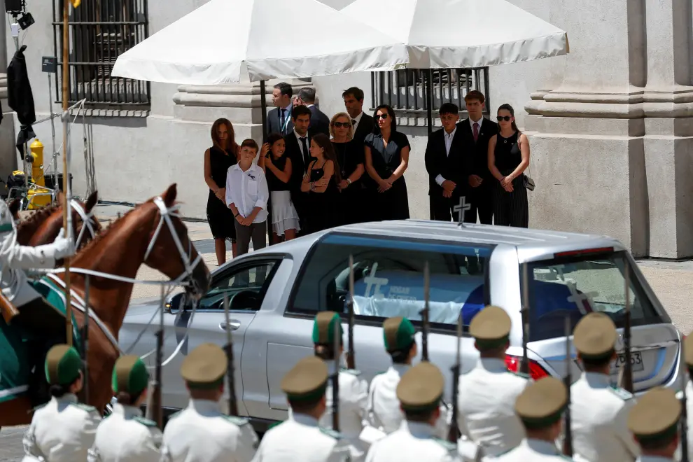 A hearse transports the coffin of Chiles former President Sebastian Pinera, at the presidential palace La Moneda in Santiago, Chile February 9, 2024. REUTERS/Rodrigo Garrido [[[REUTERS VOCENTO]]]