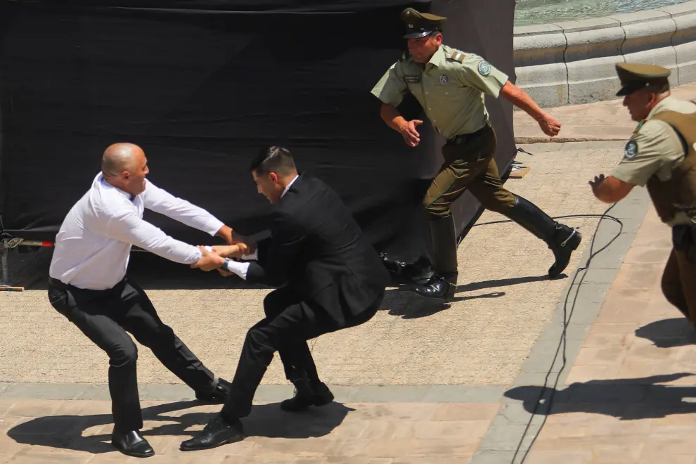 A Carabineros de Chile police officer grabs a man, who is trying to approach Chiles President Gabriel Boric, during a funeral event for Chiles former President Sebastian Pinera, at the presidential palace La Moneda in Santiago, Chile February 9, 2024. REUTERS/Pablo Sanhueza [[[REUTERS VOCENTO]]]