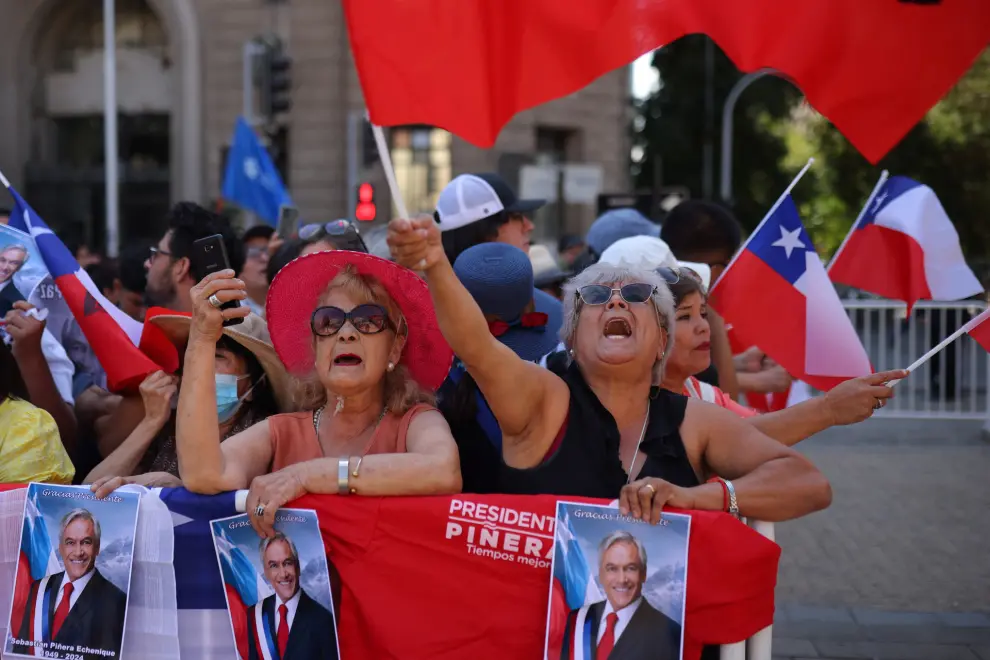 Women hold images of Chiles late former President Sebastian Pinera on the day of his funeral, in Santiago, Chile February 9, 2024. REUTERS/Pablo Sanhueza [[[REUTERS VOCENTO]]]