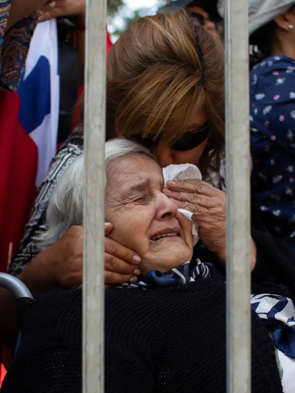 A woman is comforted as the coffin of former Chiles President Sebastian Pinera arrives at the Metropolitan Cathedral of Santiago de Chile, in Santiago, Chile, February 9, 2024. REUTERS/Diego Reyes Vielma NO RESALES. NO ARCHIVES [[[REUTERS VOCENTO]]]