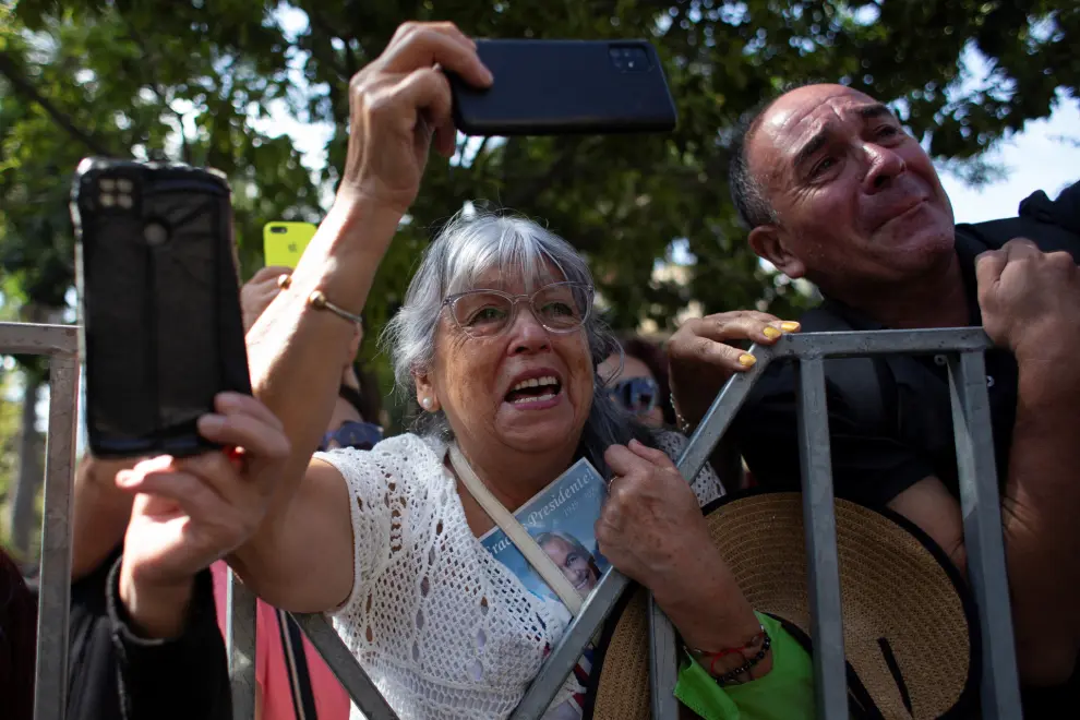People react as the coffin of former Chiles President Sebastian Pinera arrives at the Metropolitan Cathedral of Santiago de Chile, in Santiago, Chile, February 9, 2024. REUTERS/Diego Reyes Vielma NO RESALES. NO ARCHIVES [[[REUTERS VOCENTO]]]