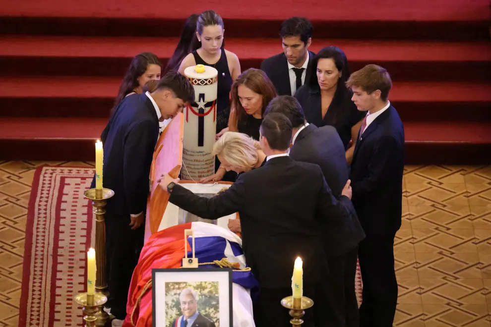 The family of former Chiles President Sebastian Pinera stand next to his open coffin, during the wake at the former Congress building, in Santiago, Chile, February 9, 2024. Paul Plaza/Senado de la Republica de Chile/Handout via REUTERS THIS IMAGE HAS BEEN SUPPLIED BY A THIRD PARTY. NO RESALES. NO ARCHIVES. MANDATORY CREDIT [[[REUTERS VOCENTO]]]