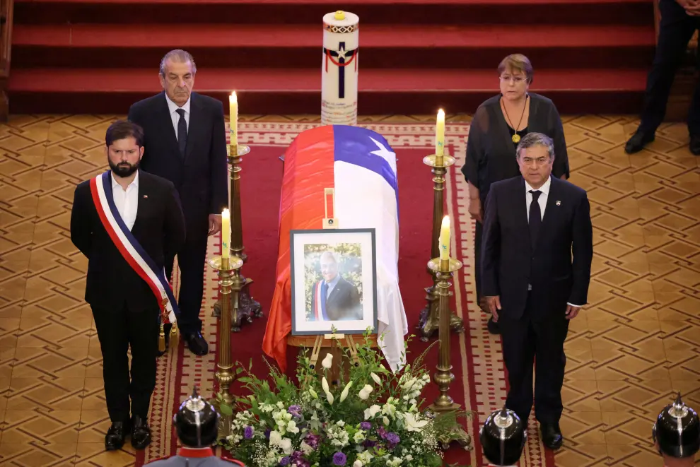 Chiles President Gabriel Boric, former Chilean Presidents Michelle Bachelet, Eduardo Frei, and Senate President Juan Antonio Coloma, take part in an honor guard next to the coffin of the countrys former President Sebastian Pinera, during the wake at the former Congress building, in Santiago, Chile, February 9, 2024. Paul Plaza/Senado de la Republica de Chile/Handout via REUTERS THIS IMAGE HAS BEEN SUPPLIED BY A THIRD PARTY. NO RESALES. NO ARCHIVES. MANDATORY CREDIT [[[REUTERS VOCENTO]]]