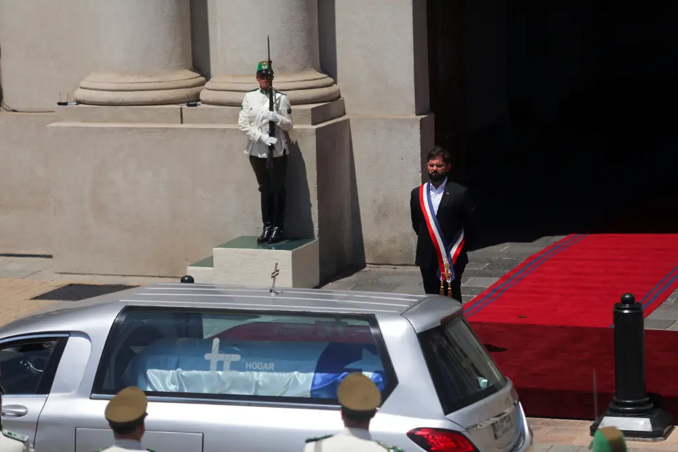 Chiles President Gabriel Boric stands near to the hearse transporting the coffin of Chiles former President Sebastian Pinera, at the presidential palace La Moneda in Santiago, Chile February 9, 2024. REUTERS/Pablo Sanhueza [[[REUTERS VOCENTO]]]