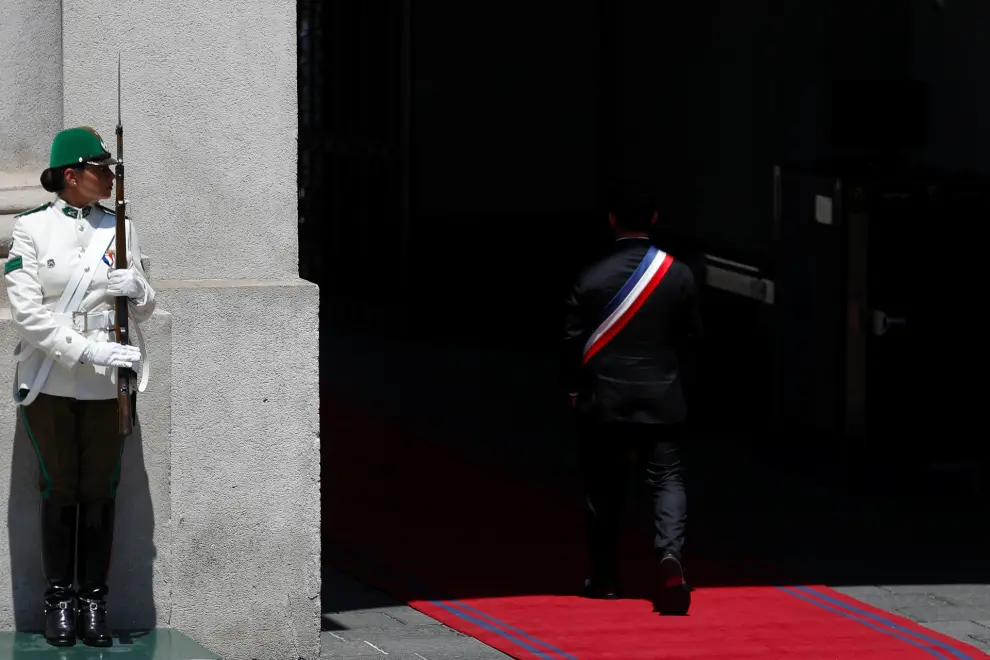 Chiles President Gabriel Boric walks, on the day of a funeral event for Chiles former President Sebastian Pinera, at the presidential palace La Moneda in Santiago, Chile, February 9, 2024. REUTERS/Rodrigo Garrido [[[REUTERS VOCENTO]]]