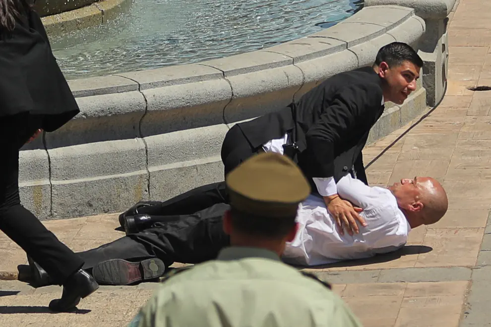 A Carabineros de Chile police officer detains a man on the ground, who tried to approach Chiles President Gabriel Boric with a briefcase, during a funeral event for Chiles former President Sebastian Pinera, at the presidential palace La Moneda in Santiago, Chile February 9, 2024. REUTERS/Pablo Sanhueza     TPX IMAGES OF THE DAY [[[REUTERS VOCENTO]]]