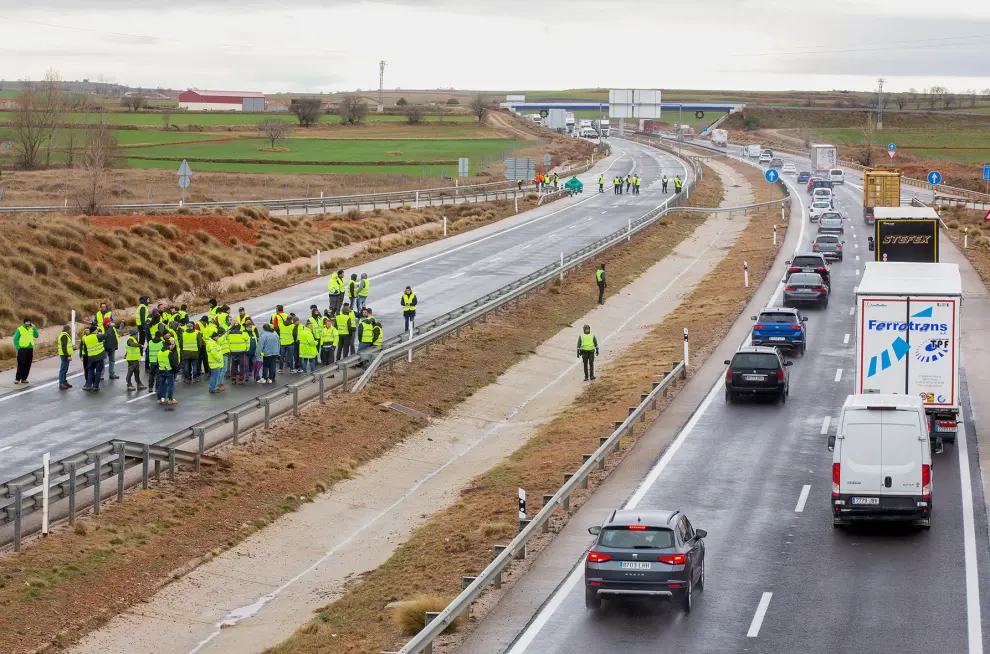 Protestas de agricultores en Aragón: cortes  de carretera a la altura de Villadoz