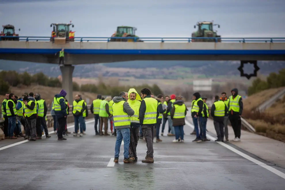 Protestas de agricultores en Aragón: cortes de carretera a la altura de Villadoz