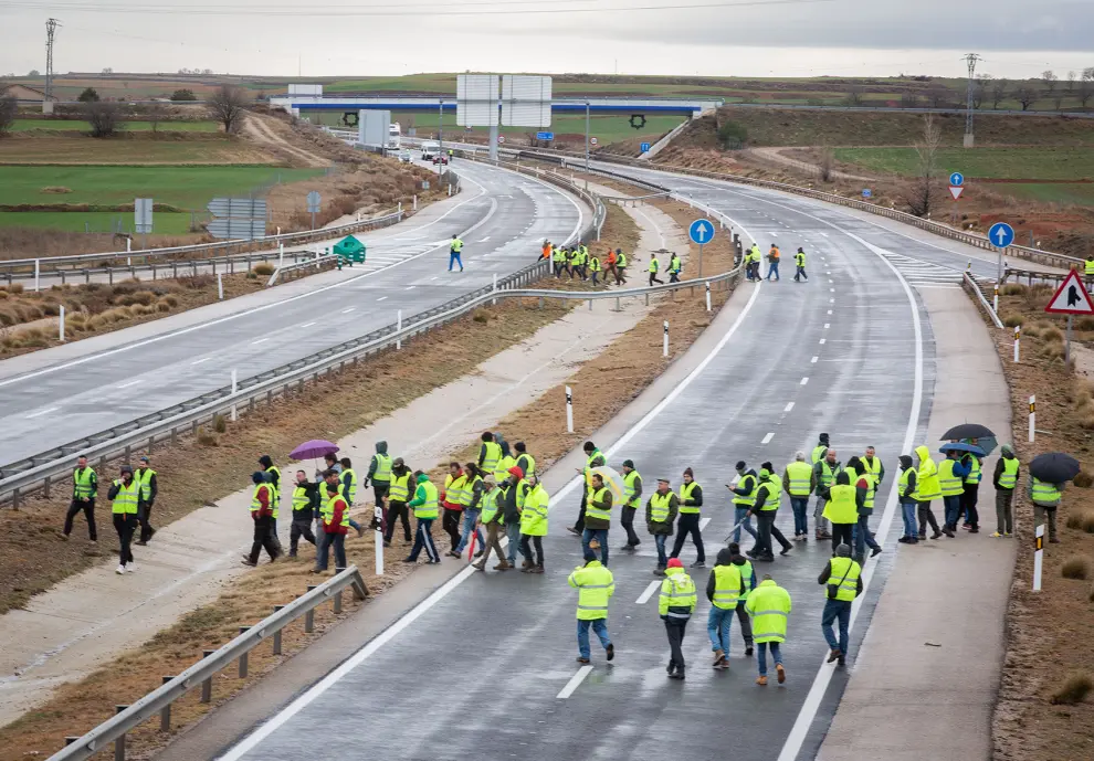 Protestas de agricultores en Aragón: cortes  de carretera a la altura de Villadoz