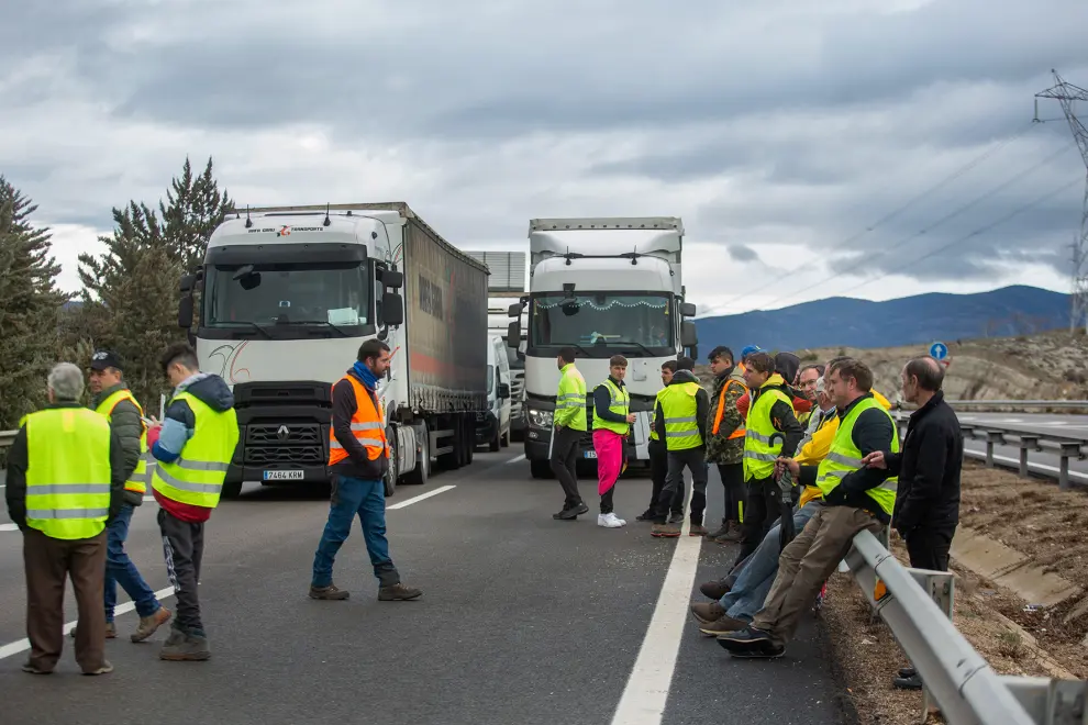 Protestas de agricultores en Aragón: cortes en la A-2 a la altura de Calatayud y con circulacion muy lenta en la ciudad
