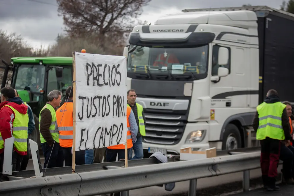 Protestas de agricultores en Aragón: cortes en la A-2 a la altura de Calatayud y con circulacion muy lenta en la ciudad