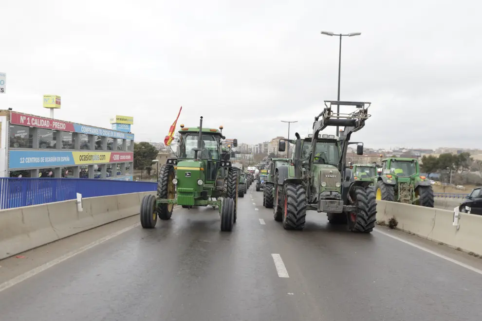 Los tractores a su paso por la Carretera Castellón a la altura del Pabellón Príncipe Felipe.