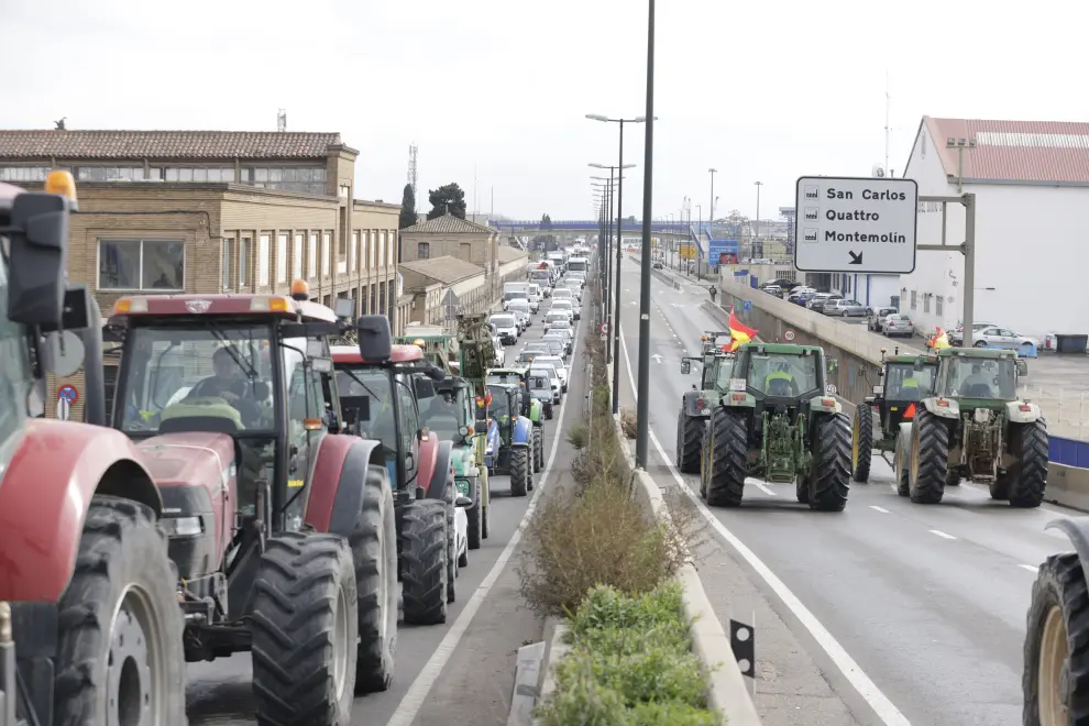 Los tractores a su paso por la Carretera Castellón a la altura del Pabellón Príncipe Felipe.
